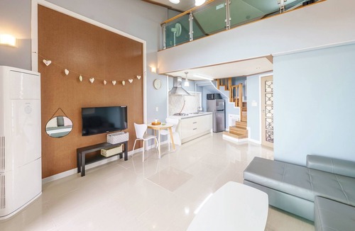 Dolsan-eup House | Yeosu Falling in Blue Ocean View Pension
