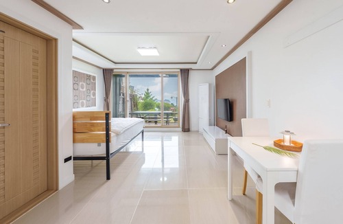 Dolsan-eup House | Yeosu Falling in Blue Ocean View Pension