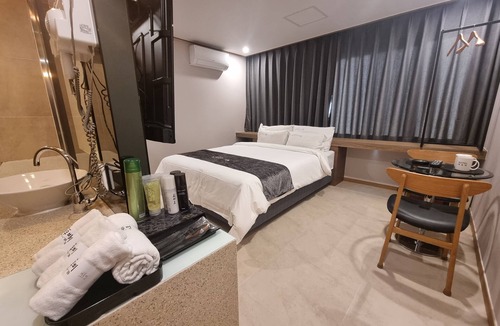Chinju Hotel | Yeow-B