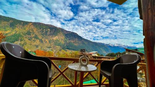 Old Manali Hostel | YOLO Backpackers MAX - Manali