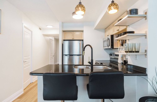 St. Lawrence Hotel | Yonge Harbour 3bed, 2bath Downtown Toronto W/Parking