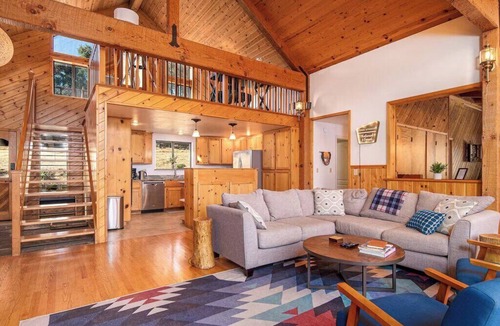 Midpines House | Yosemite cabin with private lake + Twin Springs