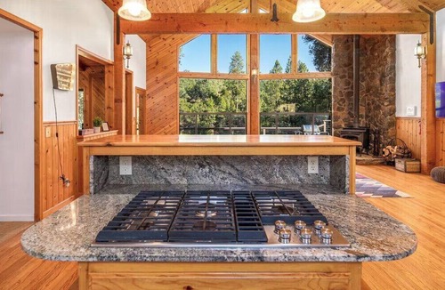 Midpines House | Yosemite cabin with private lake + Twin Springs