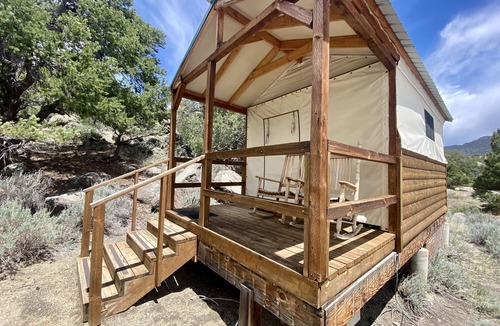 Buena Vista Cabin | You don’t have to be a nature aficionado to enjoy glamping! Make memories in the great outdoors. Sleeps 2 in queen bed. Site includes a picnic table and outdoor fire pit.