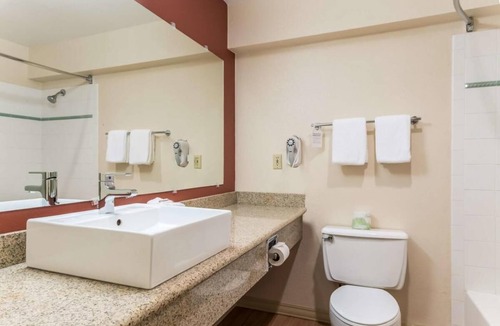 SeaTac Hotel | You found it! Just a Step Away from Everything! Convenient Accommodation