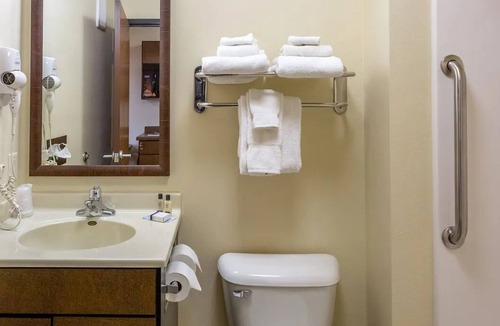 Dickinson Hotel | Your Central Dickinson Retreat – Queen Bed w/Modern Amenities & Downtown