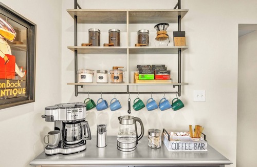 Brookfield House | Your Chicago Hub~ 4 minute Walk to Train~ Pets OK~ Game Room~ Fireplace