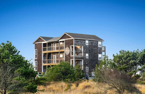 Long Beach Hotel | Your Coastal Escape: 2 Stylish Oceanfront Units! Minutes to Long Beach!