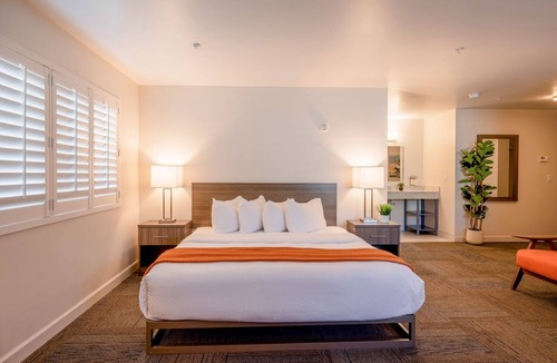 Moss Landing Hotel | Your Coastal Hideaway: Accessible Deluxe King with Wet Bar