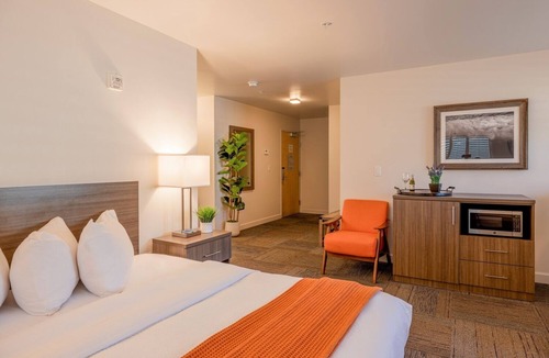 Moss Landing Hotel | Your Coastal Hideaway: Accessible Deluxe King with Wet Bar