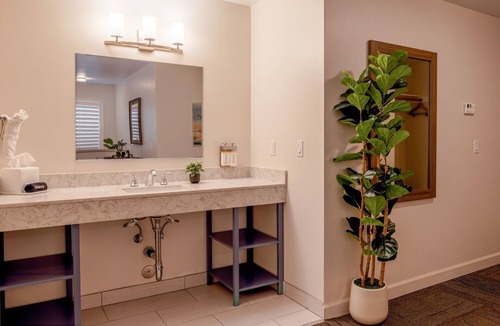 Moss Landing Hotel | Your Coastal Hideaway: Accessible Deluxe King with Wet Bar