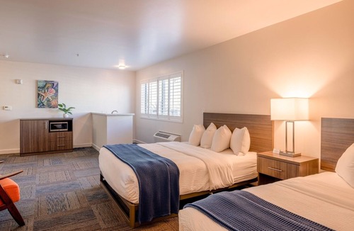 Moss Landing Hotel | Your Coastal Hideaway: Accessible Two Queen with Wet Bar
