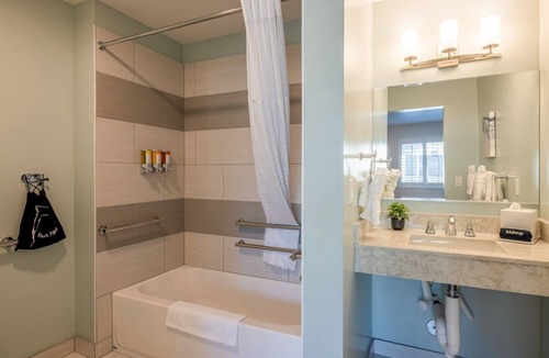 Moss Landing Hotel | Your Coastal Hideaway: Accessible Two Queen with Wet Bar