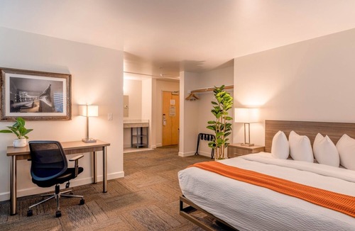 Moss Landing Hotel | Your Coastal Hideaway: King Room