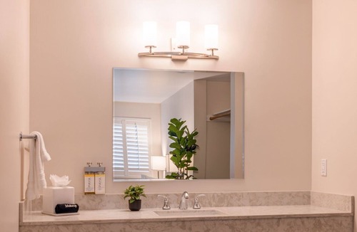 Moss Landing Hotel | Your Coastal Hideaway: King Room