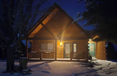 Warrens Cabin | Your cozy basecamp for trails, lakes, and waterpark fun!