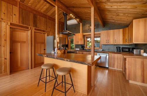 Long Harbour House | Your Cozy Seaside Sanctuary & Private Spa Getaway – 5 Min to Town!