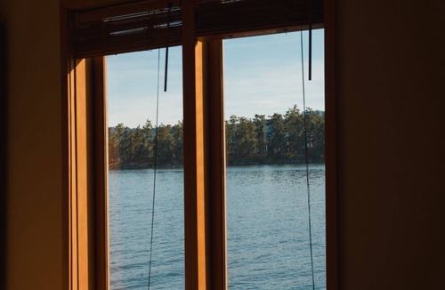 Long Harbour House | Your Cozy Seaside Sanctuary & Private Spa Getaway – 5 Min to Town!