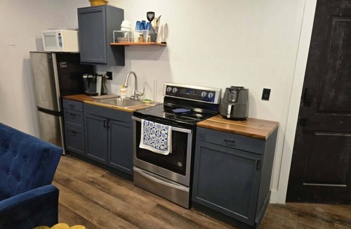 Detroit Apartment | Your Cozy Studio Retreat in Detroit.