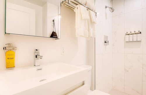Foggy Bottom Hotel | Your Gateway to D.C.: Cozy Hive Near White House – Perfect for Sightseers