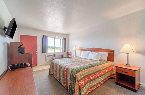 Aurora Hotel | Your Gateway to Southwest Missouri Adventures: Cozy Comfort Meets Local Life