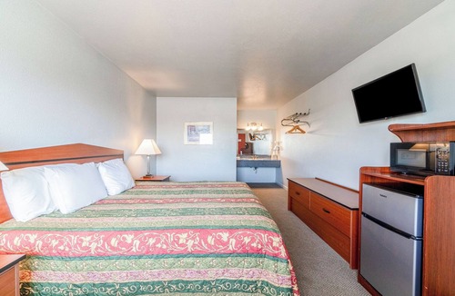 Aurora Hotel | Your Gateway to Southwest Missouri Adventures: Cozy Comfort Meets Local Life
