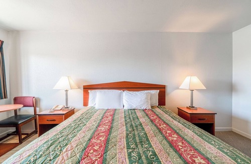 Aurora Hotel | Your Gateway to Southwest Missouri Adventures: Cozy Comfort Meets Local Life
