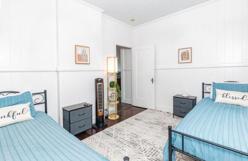 Hilo House | YOUR HILO HOMEBASE - Lovely 3 Bedroom in Heart of Hilo with AC!