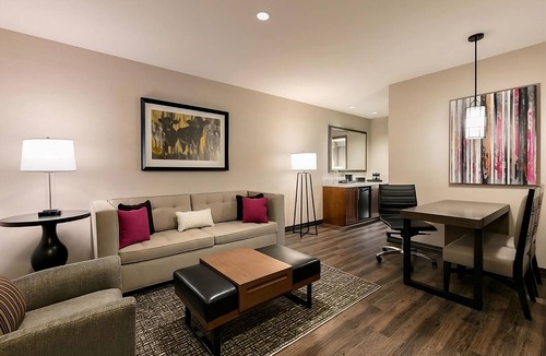 Berkeley Heights Hotel | Your Home Away from Home in Florida! Indoor Pool, Free Breakfast, Pets Allowed!