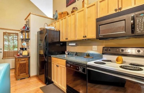 Lynn Cabin | Your ideal mountain cabin retreat with a hot tub and firepit!