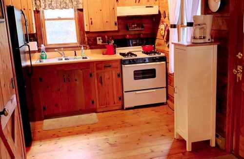 Tiger Cabin | Your Journey’s End! Authentic log cabin, comfortable, modern w/a creek too!