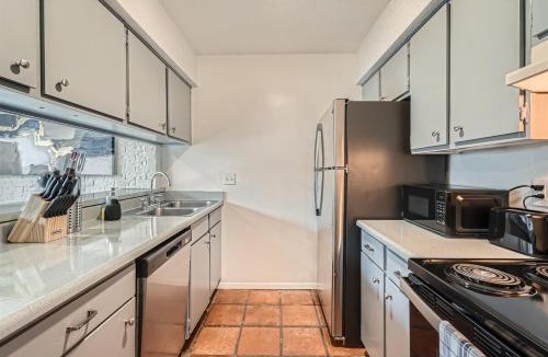 Bouldin Apartment | Your Modern King Suite Getaway - Sleeps 4 - Pool, Prkg