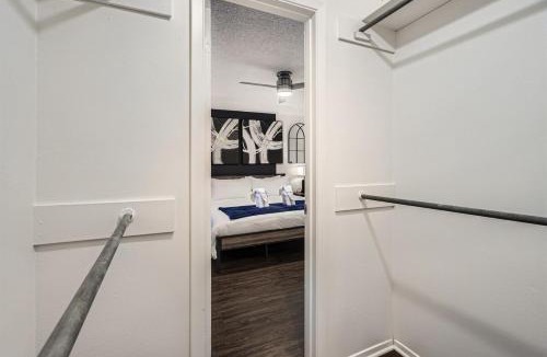 Bouldin Apartment | Your Modern King Suite Getaway - Sleeps 4 - Pool, Prkg