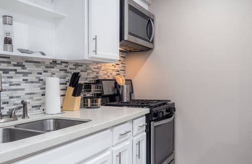 Montrose Apartment | Your Montrose Studios! Sleeps 40/20BR/20BA/20PA