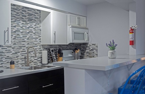 Hyde Park Apartment | Your Montrose Studios! Sleeps 38/19BR/19BA/19PA