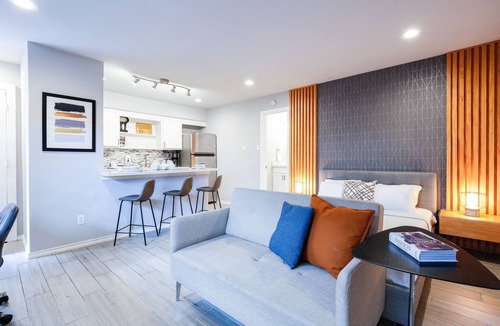 Hyde Park Apartment | Your Montrose Studios! Sleeps 20/10BR/10BA/10PA