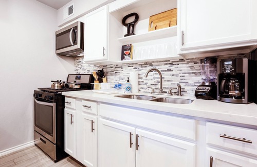 Hyde Park Apartment | Your Montrose Studios! Sleeps 20/10BR/10BA/10PA