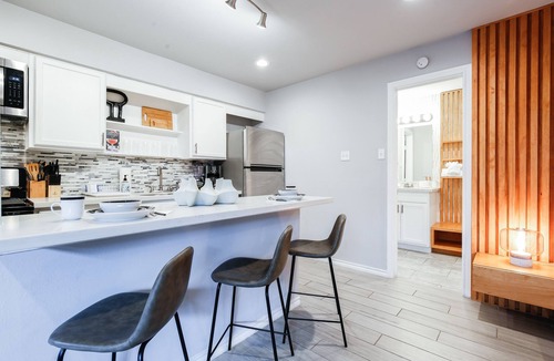 Hyde Park Apartment | Your Montrose Studios! Sleeps 20/10BR/10BA/10PA