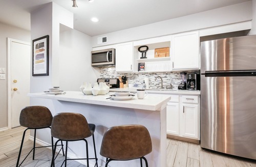 Hyde Park Apartment | Your Montrose Studios! Sleeps 20/10BR/10BA/10PA