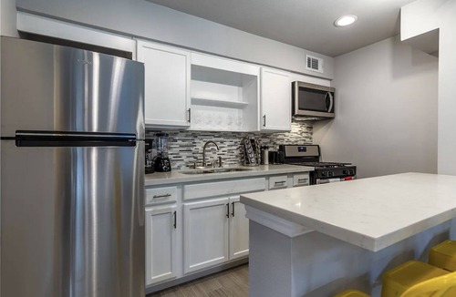 Neartown Apartment | Your Montrose Studios! Sleeps 22/11BR/11BA/11PA
