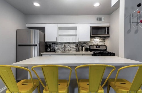 Neartown Apartment | Your Montrose Studios! Sleeps 22/11BR/11BA/11PA