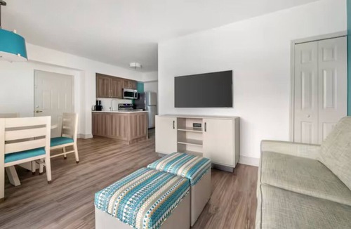 West Kissimmee Hotel | Your Next Great Escape Is Waiting for You! Outdoor Pool, Unit with Kitchen!