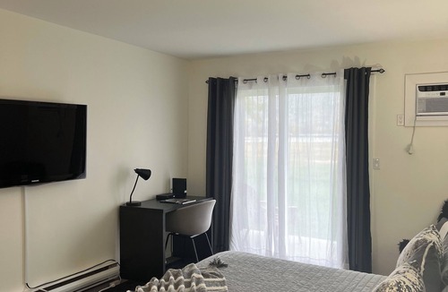 Okanagan-Similkameen Hotel | Your Okanagan retreat awaits just steps away from Skaha Lake & Penticton Airport