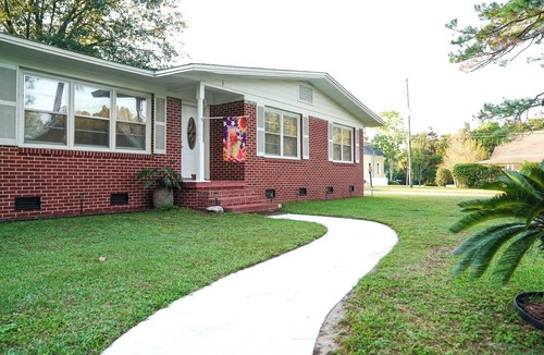 Milton House | Your Perfect Historic Downtown Milton Getaway Awaits!