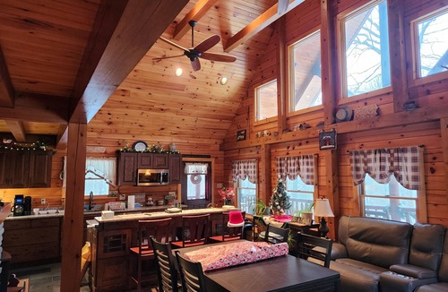 White Haven Cabin | Your Perfect Mountain Getaway! Relax at "Lost and Found" Quiet Secluded Peaceful