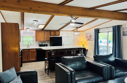 Put-in-Bay House | Your Poolside Cabin Escape | 8 ppl | IC6