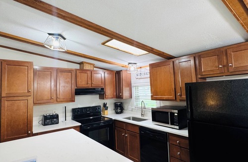 Put-in-Bay House | Your Poolside Cabin Escape | 8 ppl | IC6