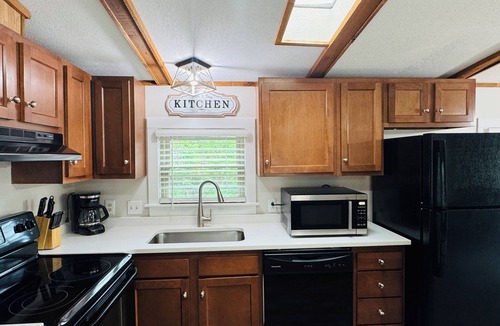 Put-in-Bay House | Your Poolside Cabin Escape | 8 ppl | IC6