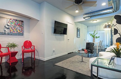 Greenway Plaza-Upper Kirby Apartment | Your Queen's Gambit! Sleeps 10/4BR/3BA/2PA