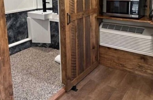 Hillsgrove Cabin | Your Relaxing Getaway Awaits! Free Parking, Pet-Friendly Property